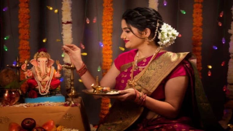 ಮನೆಯಲ್ಲಿ ದೈವಿಕ ಶಕ್ತಿ ಹೆಚ್ಚಾಗಲು ಈ 4 ಸರಳ ಮಾರ್ಗಗಳನ್ನು ತಪ್ಪದೆ ಅನುಸರಿಸಿ